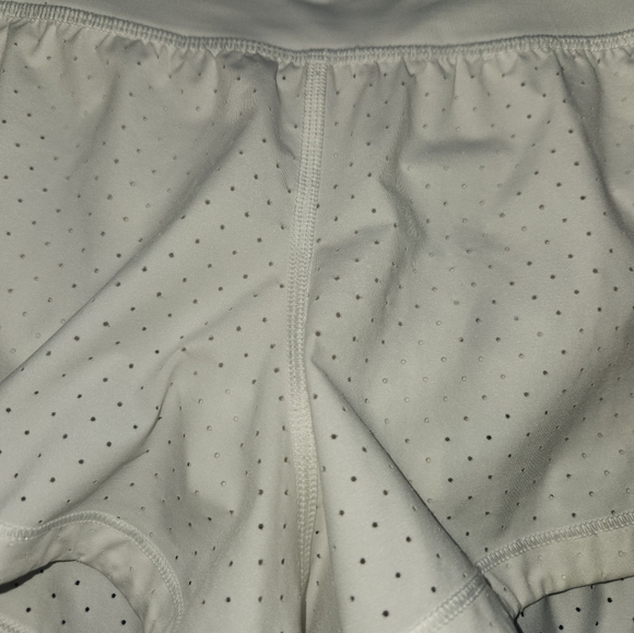 Lululemon white perforated speed up shorts size 4 - Picture 3 of 5